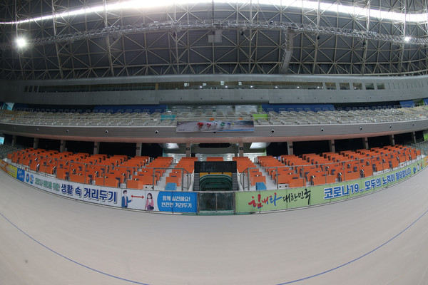 경륜 경정 부분 재개장이 잠정 연기됐다. 광명 스피돔의 피스타에 코로나19 극복과 예방을 위한 현수막이 걸려져 있다. (사진제공=국민체육진흥공단)