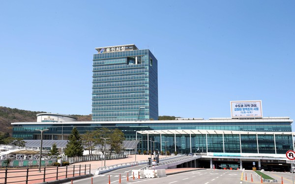 용인시는 코로나19 취약업종의 기업이나 취득가액 10억원 이하의 부동산 등을 취득한 우수중소기업과 소상공인에 대해 코로나19 위기가 종식될 때까지 세무조사를 연기하기로 했다. 사진은 강화된 방역조치 용인시청 전경. (사진제공=용인시청)