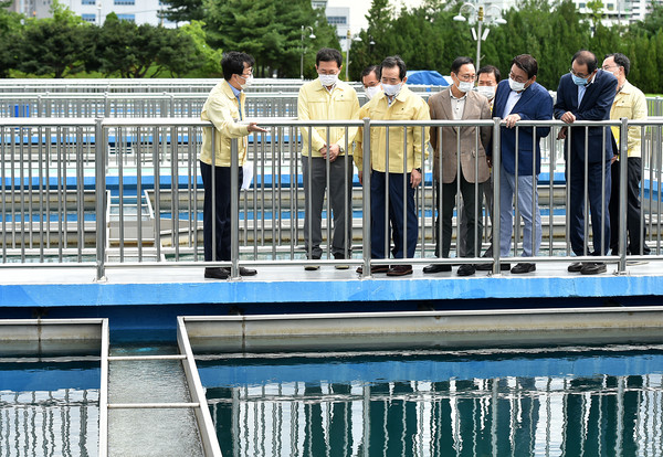 박남춘 인천시장이 25일 부평정수사업소를 현장방문 한 정세균 국무총리와 침전지를 살펴보고 있다. (사진제공=인천시청)