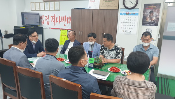 김남근 하남시 부시장은 지난 24일 코로나19의 확산으로 어려움을 겪고 있는 신장·덕풍전통시장 및 주요 상점가를 방문해 상인들을 격려했다. (사진제공=하남시청)