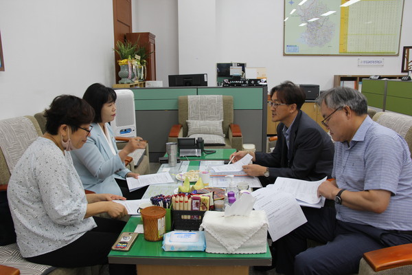 경기도의회 교육기획위원회 정윤경 위원장은 교육기획위원회 협의실에서 학생위기지원센터 안해용 사무관과 사단법인 헝겊원숭이 김보민 이사장과 교육복지우선지원사업 현안에 대한 협의 시간을 가졌다. (사진제공=경기도의회)