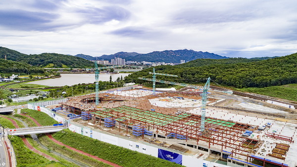 의왕시 학의동 일원의 백운밸리 롯데쇼핑몰 건축공사를 예정대로 진행하기로 했다. (사진제공=의왕시청)