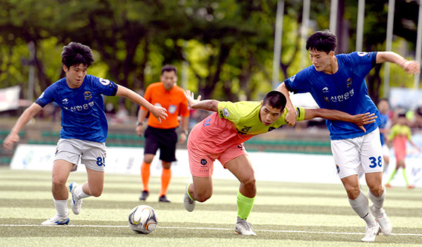 FC남동은 25일 남동공단근린공원에서 열린 ‘2020 K4리그’ 10라운드 경기에서 유동규·강민규·문준호의 연속골로 서울노원유나이티드를 4-0으로 이기는 대승을 거뒀다. (사진제공=인천남동구민축구단)