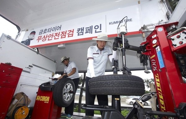 금호타이어가 오는 30일부터 3일간 전국 주요 고속도로 휴게소에서 타이어 무상점검 서비스와 안전운행 캠페인을 실시한다고 27일 밝혔다.(사진=금호타이어)