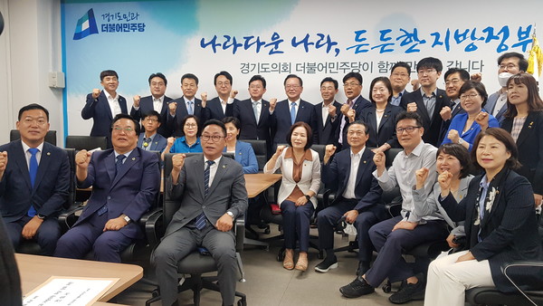더불어민주당 당대표로 출마한 김부겸 前 행안부 장관이 27일 경기도의회 교섭단체 더불어민주당을 방문해 정담회를 진행했다. (사진제공=경기도의회)