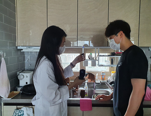 수원시는 상수도사업소 소속 미생물 전문가들과 직원으로 구성된 수돗물 유충 민원 전담반을 운영한다. (사진제공=수원시청)