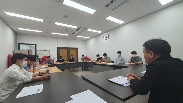 부평구시설관리공단이 지난 23일 포스트 코로나 시대에 대비해 일자리 창출, 스마트 기술 접목 비대면 고객 서비스 제고 방안 모색 등을 위한 열띤 토론회를 가졌다. (사진제공=부평구시설관리공단)