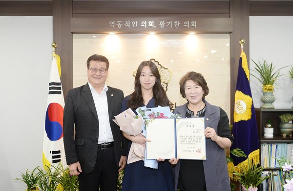 왼쪽부터 안명규 파주시의원, 통일기반조성과 노진경 주무관, 한양수 파주시의장. (사진제공=파주시의회)