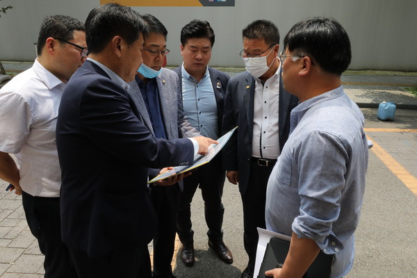 인천시 동구의회 정종연 의장이 송림초교 주변구역 공사 현장 방문해 추진상황을 점검하고 있다. (사진제공=동구의회)