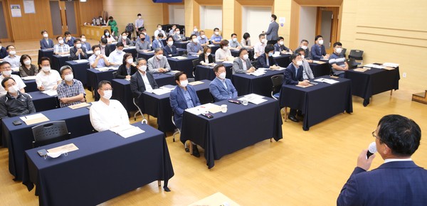 광명시는 29일 시청 대회의실에서 간부 공무원 60여 명을 대상으로 ‘한국판 뉴딜과 광명시 대응 전략 수립’을 주제로 교육을 개최했다. (사진제공=광명시청)