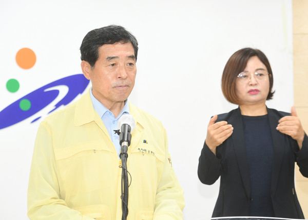 윤화섭 안산시장이 29일 방역강화대상국가 입국자 관리강화 행정명령을 발표하고 있다. (사진제공=안산시청)
