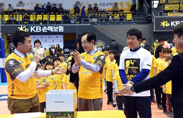 의정부 KB손해보험 스타즈 배구단 경기에 방문한 안병용 시장 (사진제공=의정부시청)