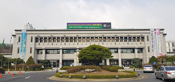 의정부시는 지난 3월부터 코로나-19 감염 예방을 위해 전면 중단했던 노인 일자리 사업을 지난 27일부터 사업 계획을 일부 변경하여 재개했다. 사진은 의정부시청 전경 (사진=중앙신문 DB)