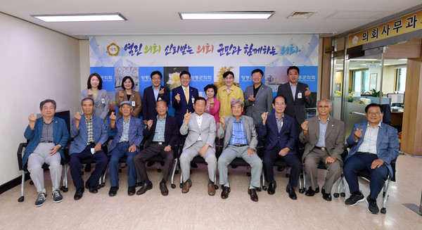 양평군의회는 지난 27일과 29일 대한노인회 양평군지회 및 의정동우회와 지역 주요 현안 사안에 대해 함께 고민하고 소통하기 위한 열린 의회실 간담회를 개최 했다. (사진제공=양평군의회)