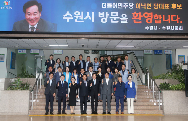 이낙연 더불어민주당 당대표 후보자는 30일 수원시의회를 방문해 수원시의회 더불어민주당 소속의원들과 간담회를 가졌다. (사진제공=수원시의회)
