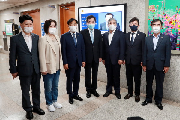 30일 장현국 경기도의회 의장(왼쪽에서 세 번째)과 송한준 전 의장(왼쪽에서 다섯 번째)을 비롯한 제10대 의회 전·후반기 의장단 및 더불어민주당 대표가 의회를 방문한 이낙연 국회의원(가운데)을 맞이하고 있다. (사진제공=경기도의회)