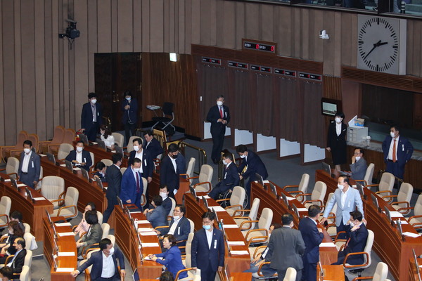 30일 국회가 본회의를 열고 주택임대차보호법 개정안 표결에 들어가자 미래통합당 의원들이 퇴장하고 있다. (사진=장민호 기자)