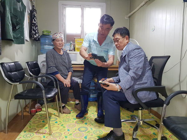 양평군의회 전진선 의장이 취임 후부터 주요 사업장과 주민들의 민원현장을 찾아가는 현장 중심의 의정활동을 펼치고 있다. 사진은 서종면 재활용 선별장 근로자들과 대화하고 있다. (사진제공=양평군의회)