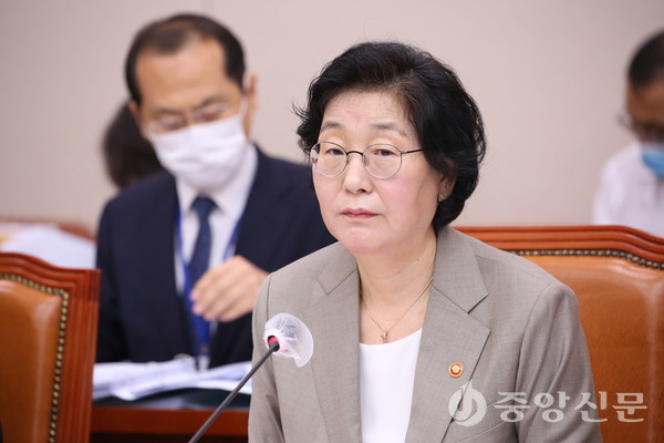 이정옥 장관이 3일 국회 여성가족위원회 전체회의에서 의원 질의를 경청하고 있다. (사진=장민호 기자)