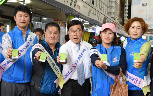 광주사랑카드 홍보 중인 신동헌 시장 (사진제공=광주시청)