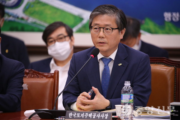 변창흠 한국토지주택공사(LH) 사장이 3일 국회 국토위원회 전체회의에서 발언하고 있다. (사진=장민호 기자)