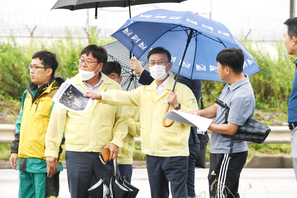 정하영 김포시장이 “김포한강선의 종점은 당연히 김포한강신도시이며 복선으로 계획해 이미 2019년 10월 국토부에 건의했다”고 밝혔다. 사진은 3일 오전 정하영 시장이 비 피해 예방을 위해 봉성제2배수펌프장 등을 현장점검하는 모습. (사진제공=김포시청)