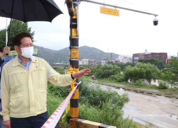 석수2동 둔치주차장을 둘러보고 있다. (사진제공=안양시청)