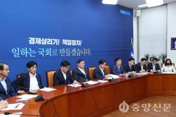 더불어민주당이 4일 국회에서 원내대책회의를 진행하고 있다. (사진=장민호 기자)