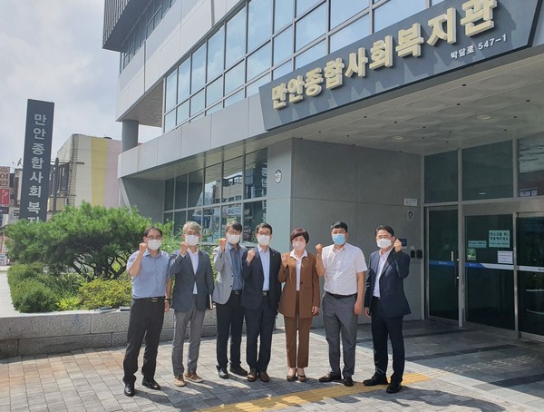 안양시의회는 보사환경위원회가 관내 종합사회복지관, 노인종합복지관, 장애인종합복지관을 방문하여 관계자들을 격려하고 복지시설 재개방에 따른 코로나 19 방역수칙 준수를 당부했다.