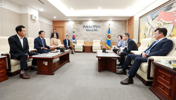 정담회장에는 박근철 대표의원, 장현국 의장, 문경희, 진용복 부의장, 정승현 총괄수석 부대표 등을 비롯한 40여명의 의원들이 참석해 지방자치법 전부개정안에 대한 염원과 함께 당대표 선거에 대한 관심을 보여줬다. (사진제공=경기도의회)