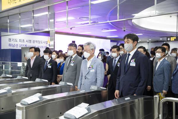 7일 오전 이재명 경기도지사와 김상호하남시장등이 참석한 가운데 지하철 5호선 미사역에서 하남선 상일동-풍산역 1단계 개통행사가 열렸다. (사진제공=경기도청)