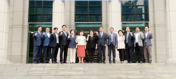 파주시의회는 ‘2021 경기도 종합체육대회’를 순연 없이 파주시에서 개최되길 촉구하는 건의문을 경기도와 경기도체육회에 전달했다. (사진제공=파주시의회)