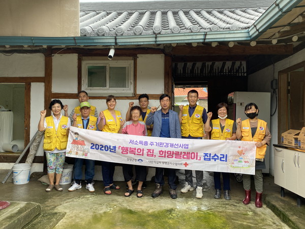 대한적십자봉사회 양평군지구협의회와 서종면 적십자봉사회는 지난 6일, 회원 10여 명과 함께 서종면에 거주하는 주거환경이 취약한 저소득층 어르신 가정을 방문해 주거환경개선을 위한 희망릴레이 집수리 사업을 실시했다. (사진제공=양평군청)