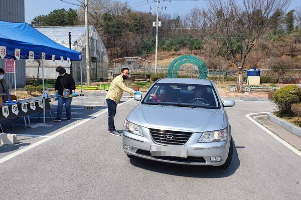 의정부시는 자일동에 위치한 도시텃밭 분양 가족에게 지난 7~8일 무 씨앗, 21~22일 배추 모종을 배부했다. 사진은 지난 2월에 드라이브 스루 방식으로 모종 배부하는 모습. (사진제공=의정부시청)