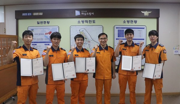 하남소방서는 ‘경기도 소방기술경연대회’ 성적우수자에 대한 상장 수여식을 개최 했다. 왼쪽부터 소방사 문성권, 소방사 최성철, 소방사 박준용, 하남소방서장 유병욱, 소방사 안정현, 소방장 이주만. (사진제공=하남소방서)