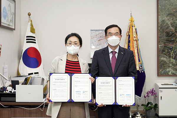 지난 7일 은수미 성남시장(왼쪽)이 조용만 한국조폐공사 사장과 ‘카드형 모바일 성남사랑상품권 출시를 위한 업무협약’을 체결했다. (사진제공=성남시청)