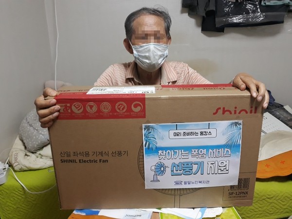 수원시는 지난 6월부터 지역사회 ‘돌봄 취약 노인 폭염 극복을 위한 1대 1 찾아가는 서비스’를 전개하고 있다. (사진제공=수원시청)