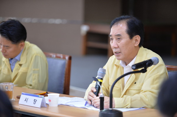 포천집중호우 피해로 인한 수해복구에 총력을 기울여 줄것을 당부하고 나선 박윤국 포천시장. (사진제공=포천시청)