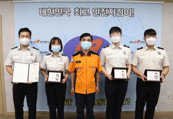 고양 일산소방서는 10일 자랑스러운 소방관 1명 및 2분기 모범공무원 3명에 대한 표창장 수여식을 가졌다. 왼쪽부터 한익희 대원, 서정선 대원, 박용호일산소방서장, 국봉철 대원, 이승수 대원. (사진제공=일산소방서)