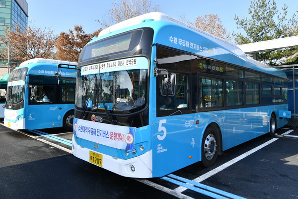 지난해 12월 운행을 시작한 수원시내 전기버스.  (사진제공=수원시청)
