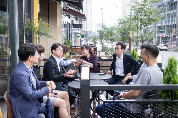 서구가 지난 10일 식품접객업 옥외 영업을 성황리에 시행하고 있는 가정지구 상가 일대를 방문해 현장에서 영업하고 있는 상인들 목소리를 들었다. (사진제공=서구청)