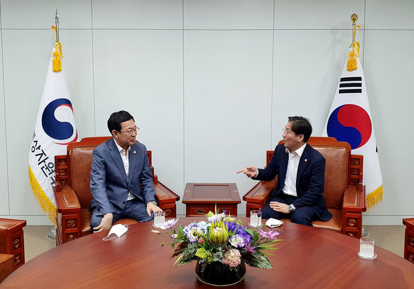 성윤모 산자부 장관 면담 박남춘 인천광역시장이 11일 세종시 산업통상자원부를 방문해 성윤모 산업통상자원부 장관과 면담을 갖고 바이오 인력양성센터 유치 및 물류로봇 핵심기술의 개발, 보급을 위한 기반 구축 등 지역의 현안사업과 국비 지원을 건의하고 있다. (사진제공=인천시청)
