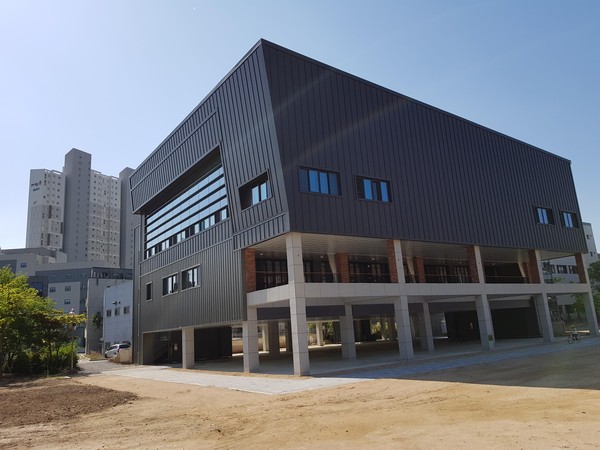 사진은 올해 완공된 덕영고등학교 실내체육관 전경. (사진제공=용인시청)