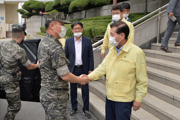 강화군은 지난 11일 군청 군수실에서 조강래 해병대 제2사단장(해병소장)과 군부대 협력 및 지역주민 편의 증진을 위한 간담회를 개최했다. (사진제공=강화군청)