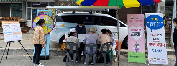 찾아가는 이동상담 ‘마음온도계’를 진행하며 ‘스트레스’ 검진를 검진하고 있는 모습. (사진제공=파주시 보건소)