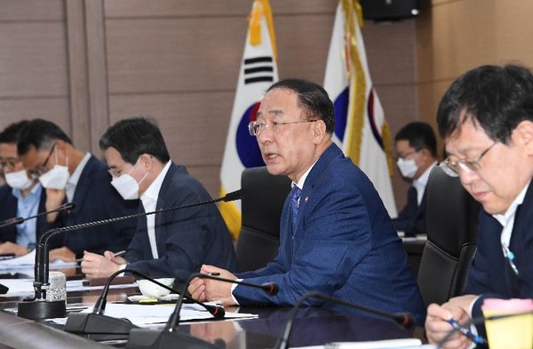 홍남기 경제부총리 겸 기획재정부 장관은 13일 서울 광화문 정부서울청사에서 열린 제13차 비상경제 중앙대책본부 회의 겸 제31차 경제관계장관회의에서 청년 고용 대책과 관련해 정부 정책드라이브를 소개했다.(사진=기재부)