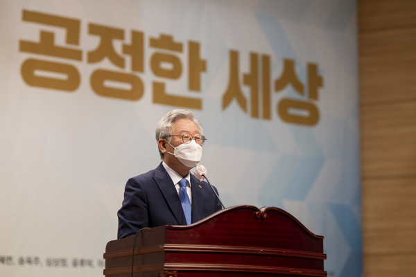 이재명 경기도지사는 13일 국회 의원회관에서 열린 공정조달제도 도입을 위한 정책토론회에 참석, 인사말을 통해 여론조사 결과 더불어민주당이 보수당에 뒤진 것은 ‘부동산 문제’가 원인이라고 분석했다. (사진제공=경기도청)