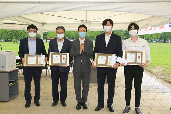과천시는 지난 12일 정부과천청사 마당 천막 시장집무실에서 ‘제2회 창업아이디어 경진대회’ 시상식을 가졌다. (사진제공=과천시청)