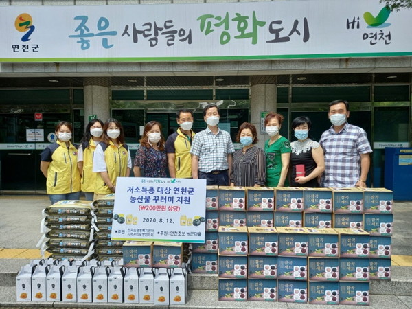 연천군 전곡읍 행정복지센터는 12일부터 전곡읍 지역사회보장협의체와 관내 생산 농산물로 구성된 꾸러미를 기탁받아 전곡읍 저소득 20가구 및 요양 시설 1개소를 지원하는 저소득층 대상 연천군 농산물 꾸러미 지원 사업을 실시한다. (사진제공=연천군청)