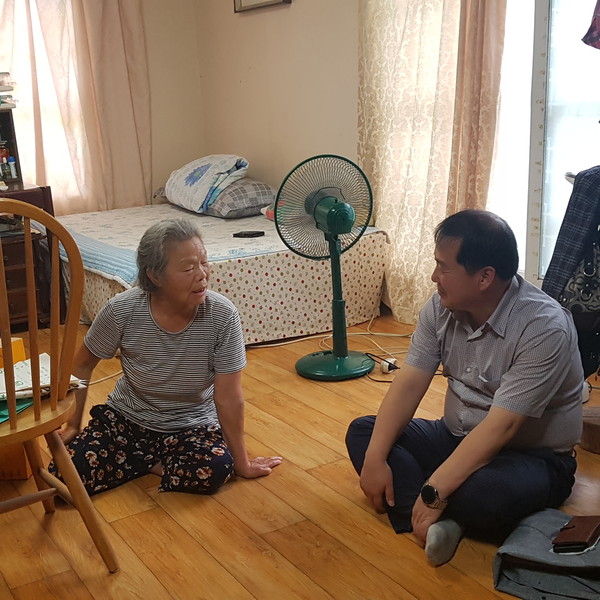 지난 10일 양평 지평면 망미리에 홀로 사는 정혜자 할머니가 지평면사무소에 100만원을 기부했다. (사진제공=양평군청)